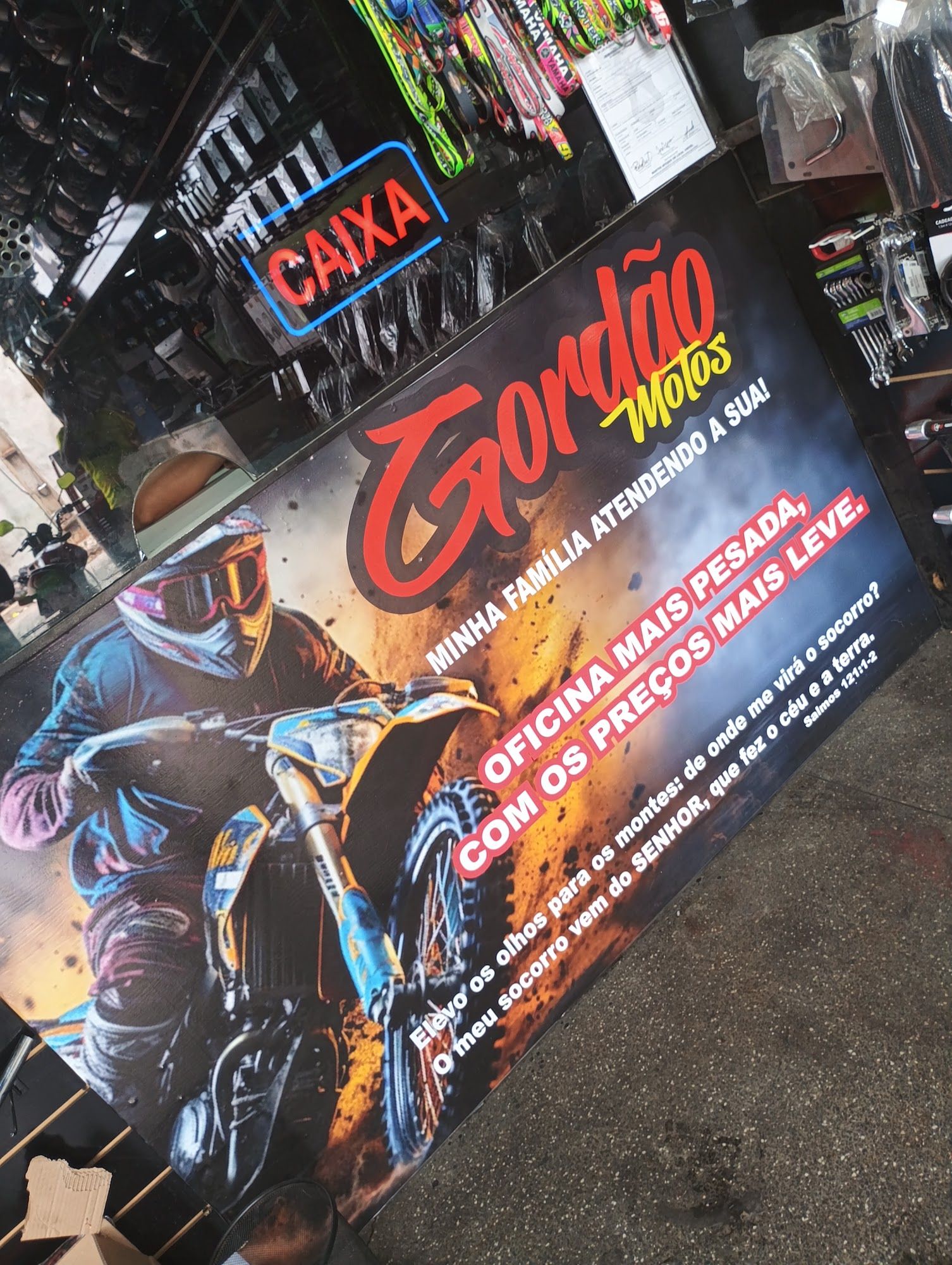 Banner do balcão com o logo Gordão Motos e o slogan a oficina mais pesada, com os preços mais leves